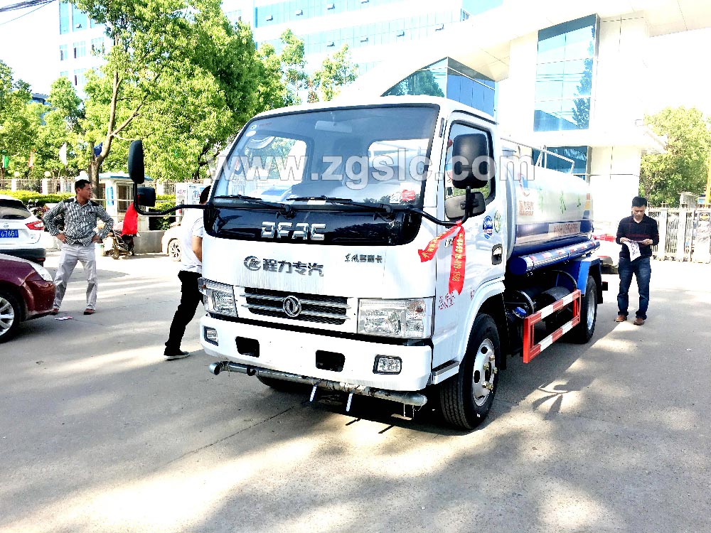 到湖北程力集團(tuán)訂購灑水車，現(xiàn)貨供應(yīng)隨時(shí)出發(fā)