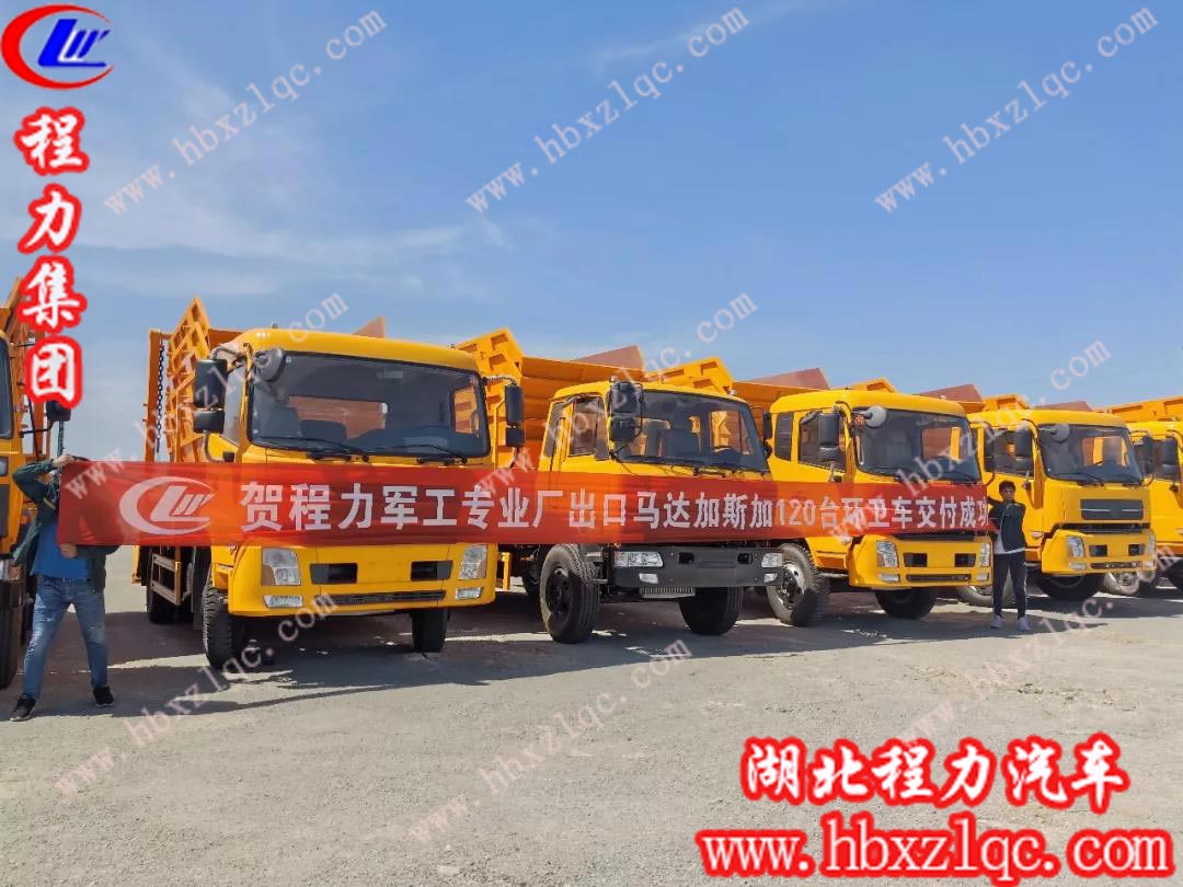 交車儀式現(xiàn)場(chǎng)，工人們自豪的拉起了橫幅