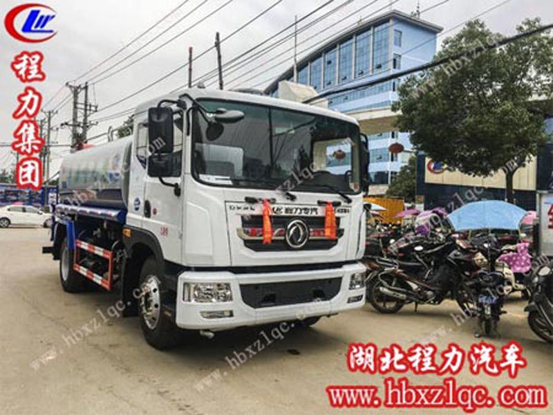 東風(fēng)D9噴霧車整裝完畢，奔赴“戰(zhàn)場(chǎng)”