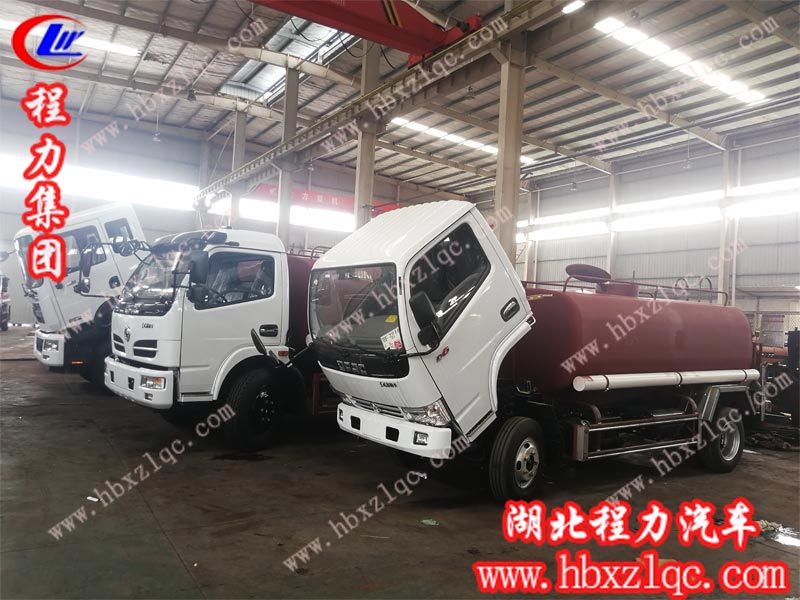 程力專用汽車股份有限公司灑水車披上華麗外衣，榮登閃亮舞臺
