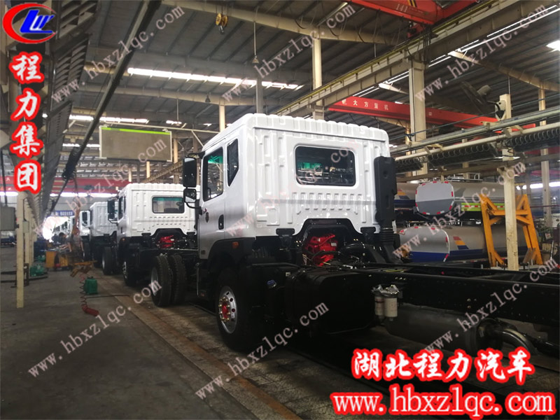 程力集團(tuán)灑水車車間大量現(xiàn)車訂做中，欲購從速