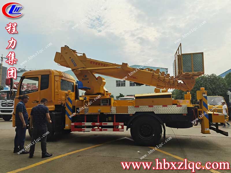 湖北程力新鮮出爐進(jìn)口臂32米天錦直臂高空作業(yè)車(chē)，客戶正在驗(yàn)車(chē)