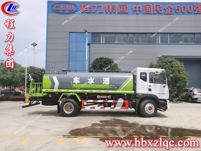 河南鄭州客戶不遠萬里來程力集團訂購灑水車，客戶滿意是我們最大的動力